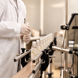 Flacons Concept S sur une ligne de conditionnement en laboratoire français